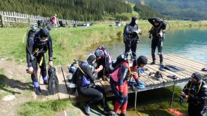 Der RRTC bereitet sich am Steg auf den Tauchgang vor